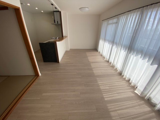 グラン・コート印場駅前通りの居間・リビング|日当たり・通風良好な明るくて開放的なリビングです♪