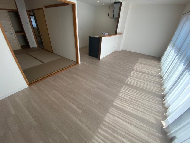 グラン・コート印場駅前通りの居間・リビング|明るい雰囲気が心地よいリビング♪採光良好です！