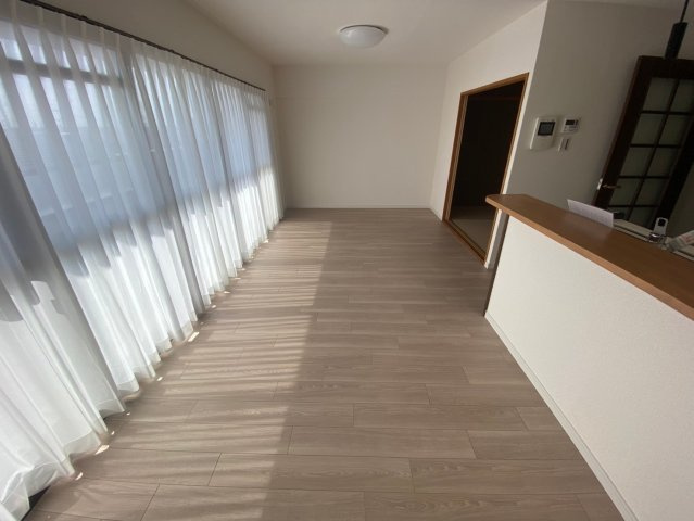 グラン・コート印場駅前通りの居間・リビング|室内にいてもたっぷりの陽光と爽やかな風を感じていただける開放感のあるリビングです！