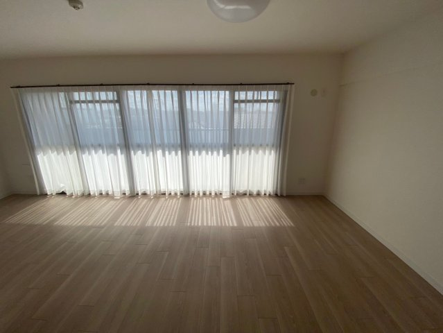 グラン・コート印場駅前通りの居間・リビング|15帖のリビングで家族との楽しい時間が過ごせそうですね♪