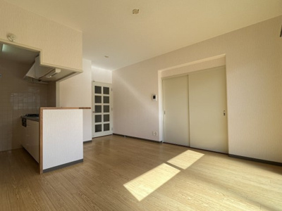 【居間・リビング】 | アミューズ甲東園 | こちらのリビングで趣味の時間をお楽しみください