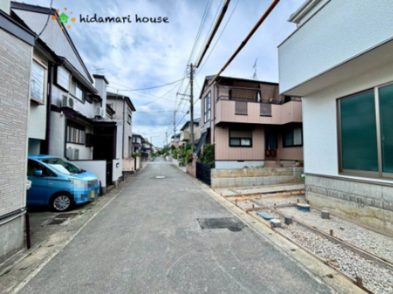 西区プラザ1期　新築戸建　アーバンスタイル01の前面道路含む現地写真