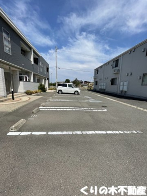【駐車場】 | レ　クレ　ドール　Ａ | 駐車場があるので、車を買う予定の方も安心です