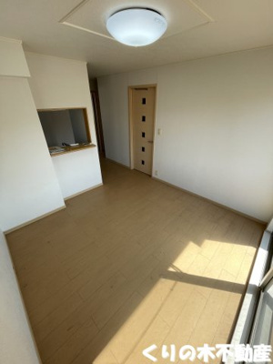 【居間・リビング】 | レ　クレ　ドール　Ａ | こちらの居間で趣味の時間をお楽しみください