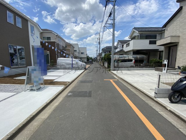 狭山市北入曽・全2棟　新築一戸建　1号棟　～LDK18.5帖～の前面道路含む現地写真