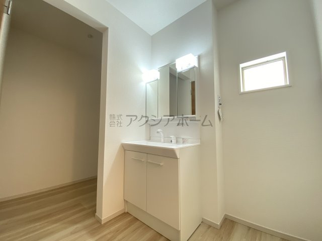 狭山市北入曽・全2棟　新築一戸建　1号棟　～LDK18.5帖～の独立洗面台