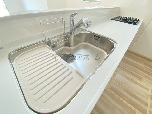 狭山市北入曽・全2棟　新築一戸建　1号棟　～LDK18.5帖～のキッチン|浄水器付水栓