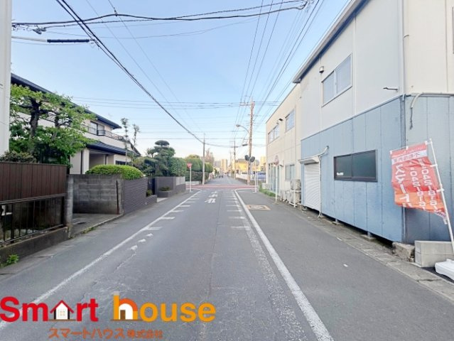 大和市南林間　新築３棟！の前面道路含む現地写真|お住まいの前面道路が広いと駐車が楽になり、陽当たりも遮られないので明るく居心地の良いお家になります♪