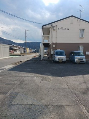 【設備】 | レグルスＡ | 車をお持ちの方に嬉しい駐車場付きの物件です
