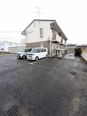 【その他共用部分】 | レグルスＡ | 車をお持ちの方に嬉しい駐車場付きの物件です