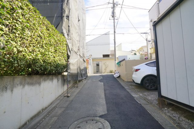 上池台３　土地の前面道路含む現地写真|北側　私道　幅員4m未満　接道約13.35m