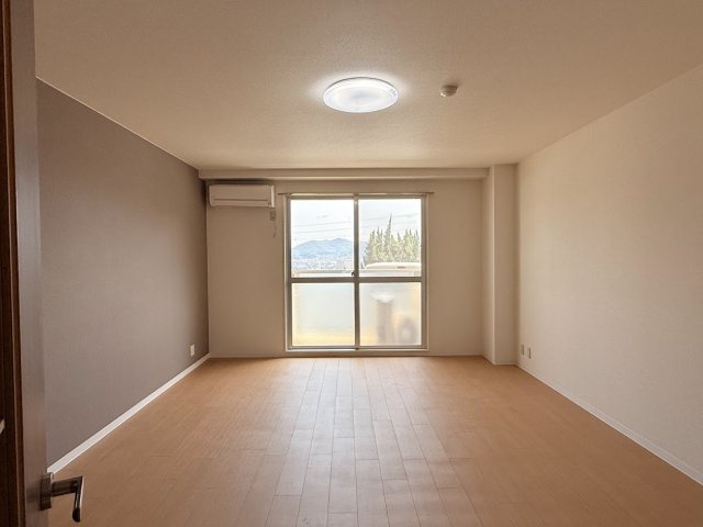 グランドソレイユ|※掲載の室内写真は、同様の間取りを持つ別の部屋のものです。実際のお部屋の仕様やレイアウトは異なる場合があります。