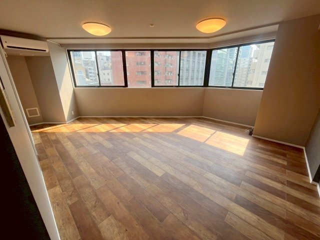 クリスタルブライト本町東の洋室