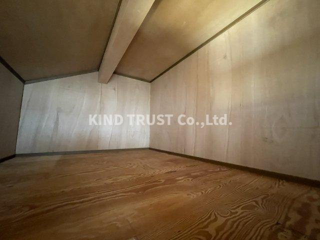 大阪市北区天神橋６丁目の一戸建ての居間・リビング|こちらの居間で趣味の時間をお楽しみください