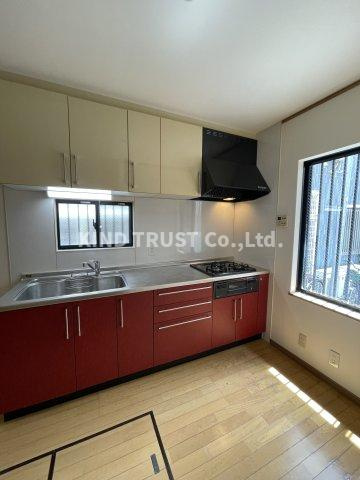 大阪市北区天神橋６丁目の一戸建てのキッチン|コンパクトなキッチンで掃除もラクラク