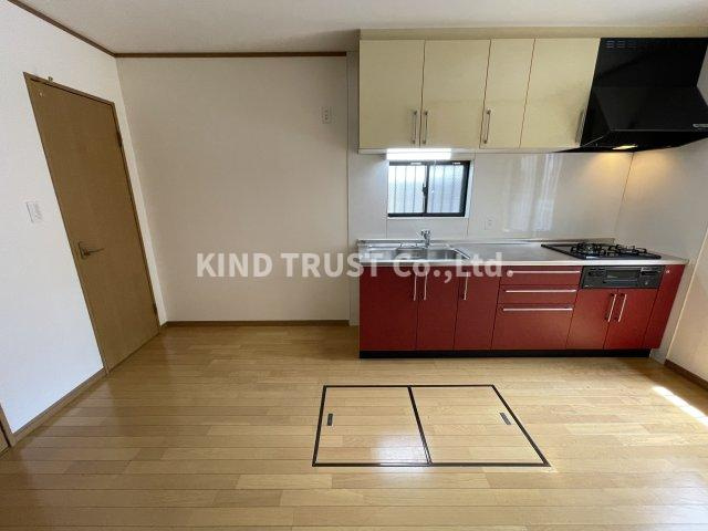 大阪市北区天神橋６丁目の一戸建ての居間・リビング|こちらのリビングで趣味の時間をお楽しみください