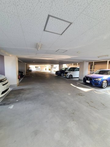 ロシェ宝塚の駐車場