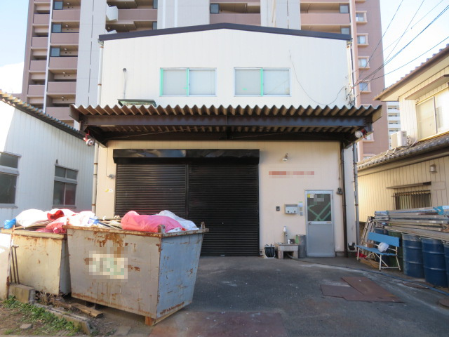 八潮市大字伊勢野の倉庫の外観