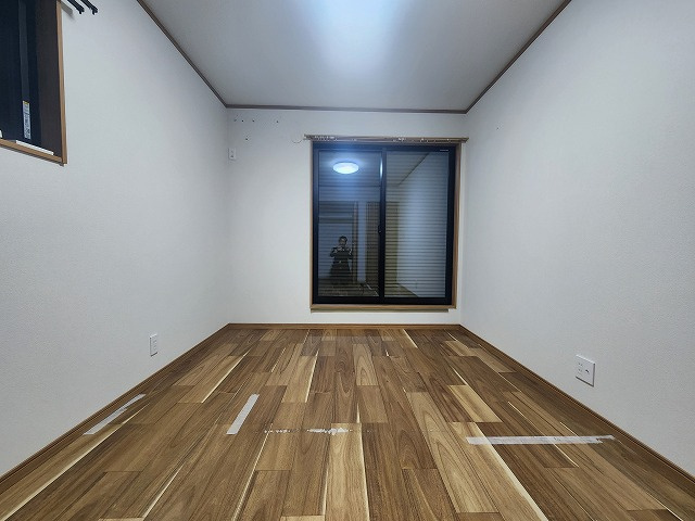 小牧市小木５丁目　中古住宅の洋室|2階の洋室です。窓にはシャッター付きです