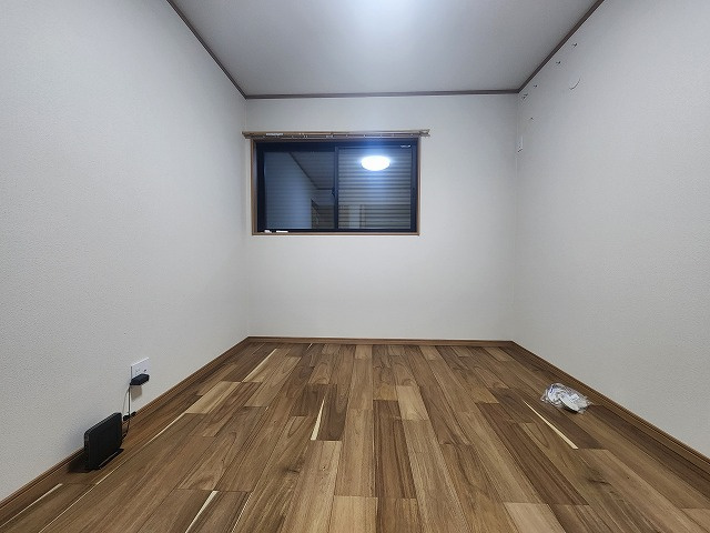 小牧市小木５丁目　中古住宅の洋室|2階の洋室です。窓にはシャッターついております