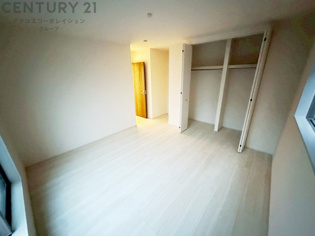 明るい色合いのフローリングとクロスを使用した洋室は家具やインテリアとも調和しやすく空間が広く感じられ開放感を生み出します。自然光を効果的に反射し、室内を明るく保つため、日中の照明使用を抑えられます。