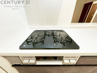 多数の調理器具を同時に使用でき、料理の効率化が可能。省エネで節約になり、様々な料理スタイルに適応できます。また、火力調整が独立しており、手入れや掃除もしやすく、今よりもっとお料理が楽しくなるかも。