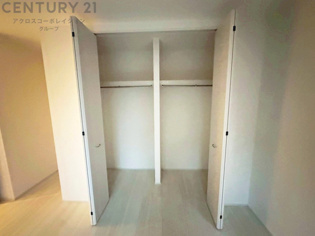 衣類やアクセサリー、小物類の収納が便利で整理整頓がしやすく、部屋の美観を保ちつつ、スペースを最大限に活用できます。衣服のしわやダメージを防ぎ、長持ちさせることができます。