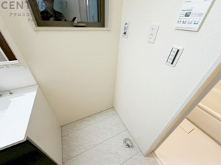 洗濯物の仕分け作業がしやすく、整理整頓が容易になります。洗濯音や湿気を他の部屋に持ち込まず、生活環境を快適に保ちます。上部を活用すれば収納スペースを確保でき洗剤や洗濯用品の整理もしやすくなります。