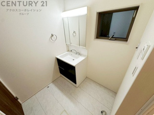 衣服の収納や脱ぎ着や整理整頓がしやすく、湿った衣類を乾燥させるスペースがありカビや臭いの発生を防ぎます。床の汚れを他の部屋に持ち込まず清潔を保つことができます。また快適な入浴環境の整備にも役立ちます。