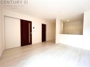 キッチン前のダイニングスペース　カウンターキッチンから料理の受け渡し等に便利です。ダイニングセットを置いても十分な広さを確保。