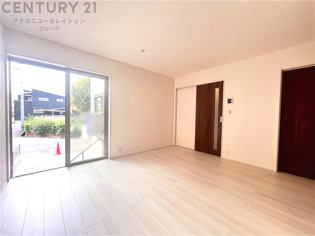 リビングダイニングは家族や友人とのコミュニケーションを楽しむ場所でくつろぎながら食事や会話を楽しめ、多目的に利用できリラックスできる空間です。家庭内の中心として機能し、快適な生活をサポートします。