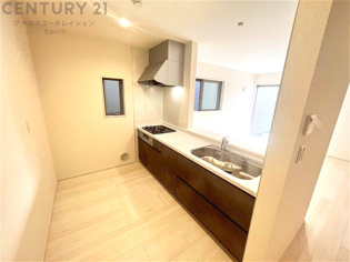 キッチン前のダイニングスペース　カウンターキッチンから料理の受け渡し等に便利です。ダイニングセットを置いても十分な広さを確保。