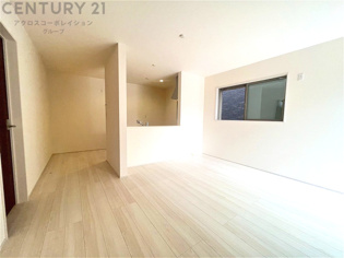 キッチン前のダイニングスペース　カウンターキッチンから料理の受け渡し等に便利です。ダイニングセットを置いても十分な広さを確保。