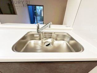 大きなシンクでお鍋などの大きな調理器具を洗う際にも便利です。