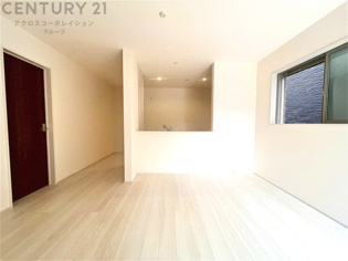 リビングダイニングは家族や友人とのコミュニケーションを楽しむ場所でくつろぎながら食事や会話を楽しめ、多目的に利用できリラックスできる空間です。家庭内の中心として機能し、快適な生活をサポートします。