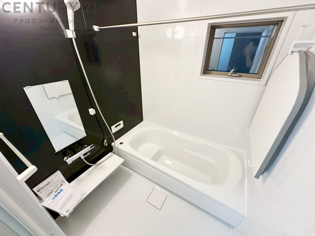 ユニットバスは省スペースでありながら、シンプルな設計と使いやすさを備え、簡便なメンテナンスが可能です。窓付きで換気にも便利です。またミラー・小物置き場もあり便利です。