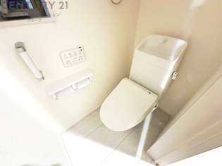 温水洗浄便座付トイレは温水洗浄機能により、暖かい水でおしりを洗浄することができ、冷たい水を使う従来の便座に比べ、温水洗浄機能で暖かいトイレを提供し、快適な使用を可能にします。