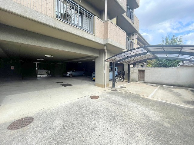クレール辻堂の駐車場