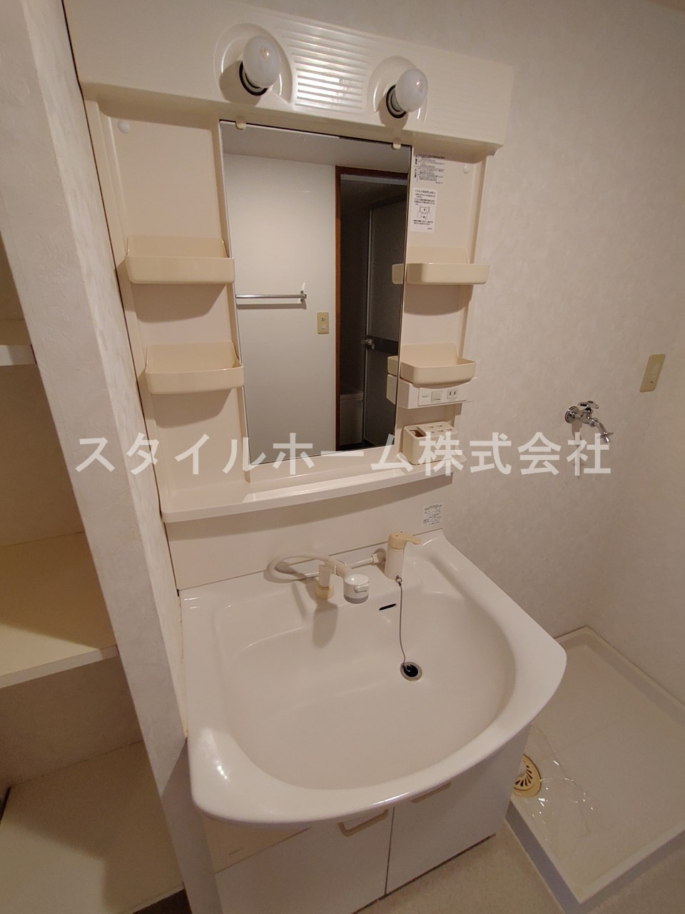クレール花田の独立洗面台|別部屋写真です。