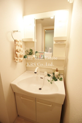 【洗面所】 | アプライズ西長堀 | スッキリデザイン！鏡の両サイドに収納棚を設置！