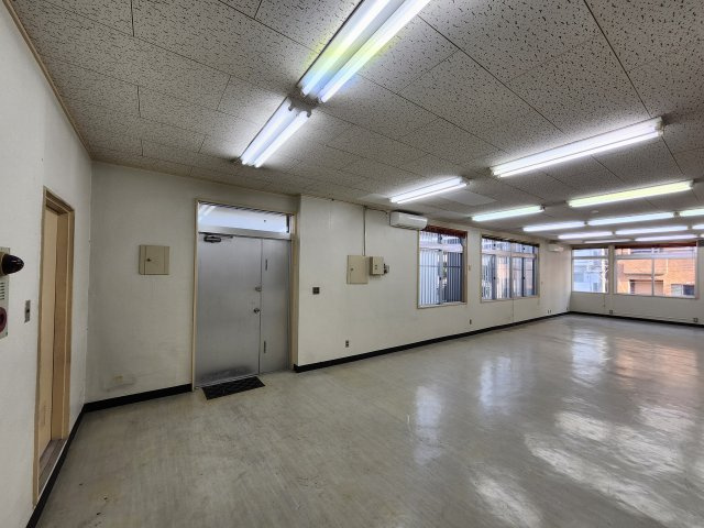 百名ビルの内装