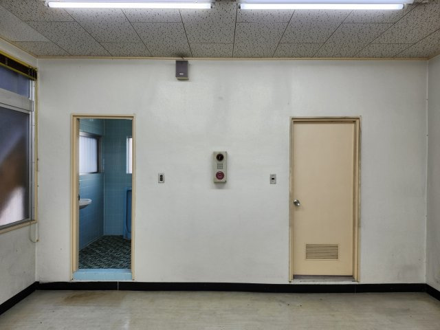 百名ビルの内装