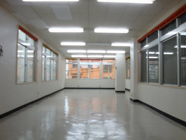 百名ビルの内装