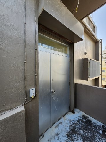 百名ビルの玄関