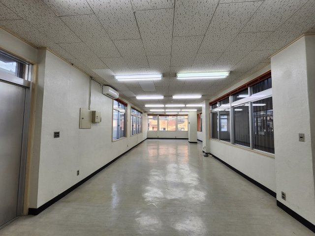 百名ビルの内装