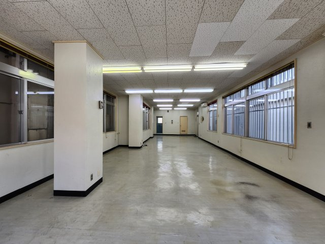 百名ビルの内装