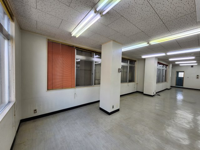 百名ビルの内装