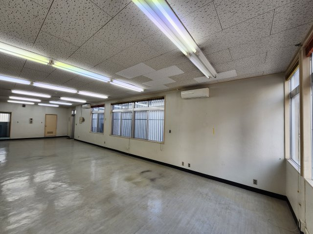 百名ビルの内装