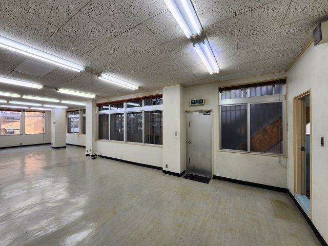 百名ビルの内装