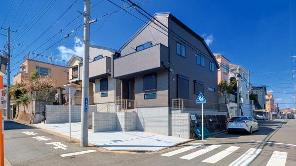 横浜市南区別所中里台の新築一戸建の外観|周辺は落ち着いた街並み。
是非一度、現地へお越しください。
